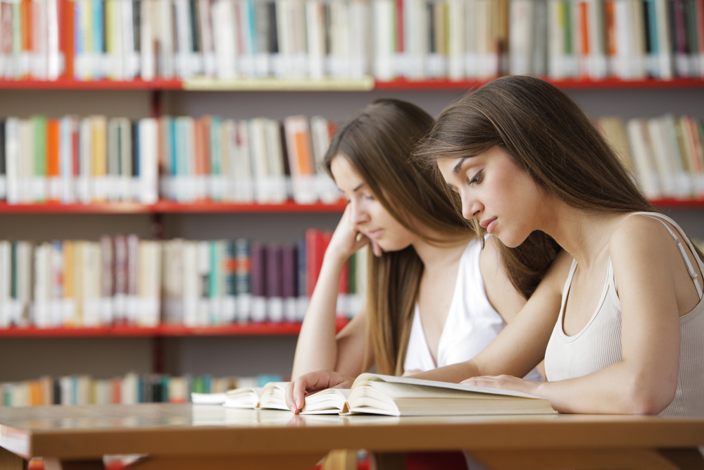 éviter le bruit et maintenir le calme dans une bibliothèque médiathèque avec panneau acoustique moderato