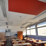 Installation de panneaux acoustiques dans une école primaire