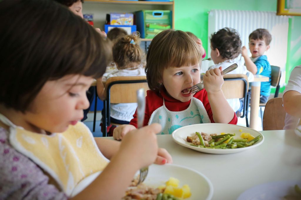 enfants profitant d'un moment de calme à la cantine